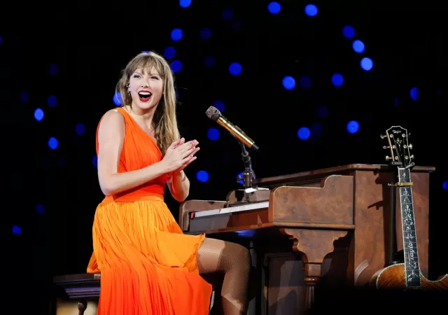 Taylor Swift Brushes Off Piano Glitch with Humor During Milan Concert