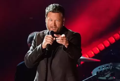Blake Shelton Debuts "Stay Country or Die Tryin'" at American Music Awards
