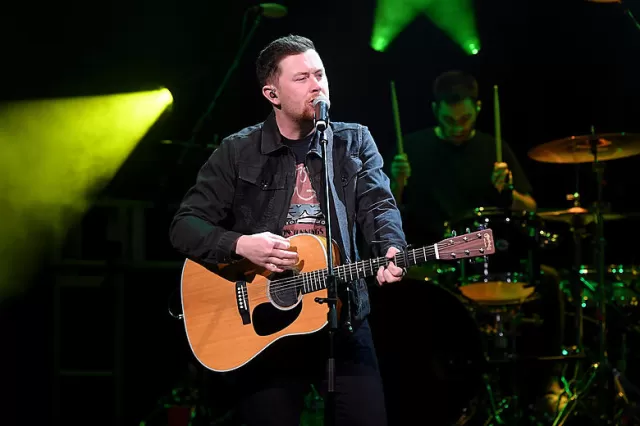 Scotty McCreery Halts Concert to Address Audience Altercation, Ensures Safety